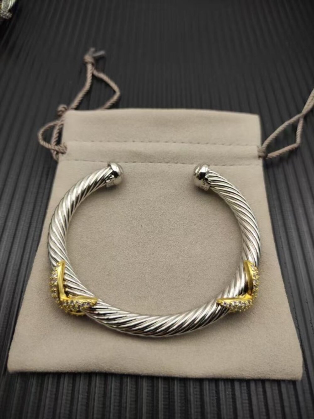David Yurman's bracelet with a cross motif - Picture 2 of 6